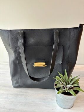 Love & Lore Black Vegan Leather Women’s Tote with Gold Clasp. NEW ❤️